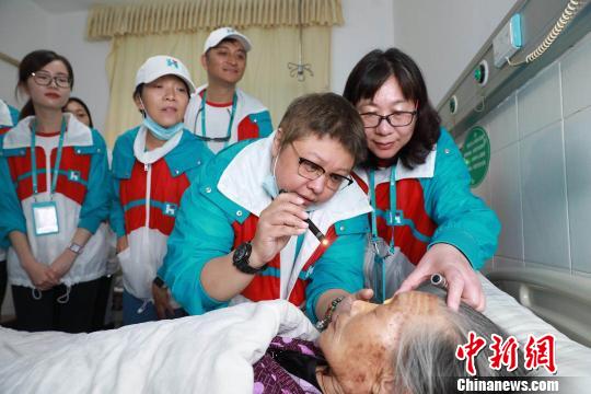 “韩红爱心·百人援陕”行动启动以来，眼科专家团队已在汉阴县新建成的复明中心完成102人次白内障复明手术。图为浙医二院眼科中心主任医师陈佩卿(右一)与“韩红爱心”公益行动发起人、歌手韩红(右二)一同为术后病人查房?！⌒ば?摄