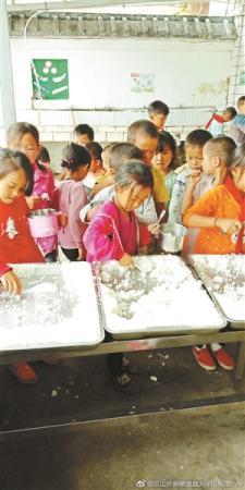 天保镇帐篷小学的学生们在排队吃饭