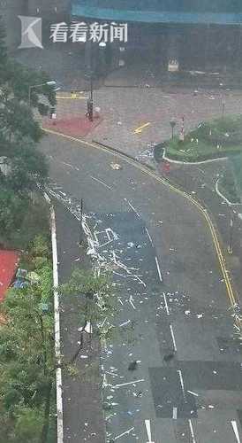 山竹致香港多栋大厦玻璃窗尽毁 杂物漫天飞舞