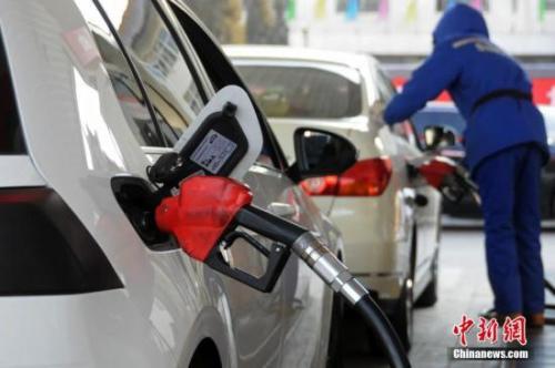 资料图：山西太原，加油站工作人员给汽车加油。<a target='_blank' href='http://www.chinanews.com/'>中新社</a>发 武俊杰 摄