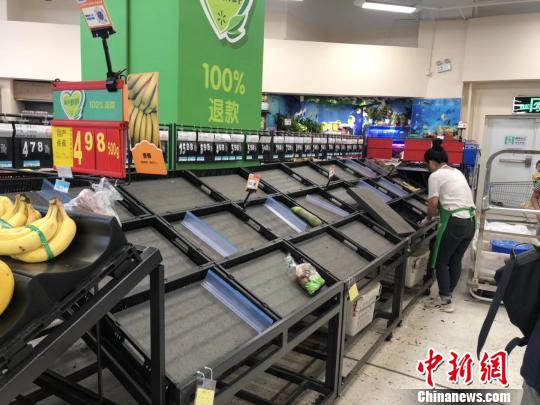 图为16日，南宁一家沃尔玛超市内被购空的果蔬菜架?！≈咏ㄉ?摄