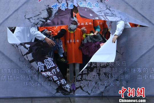 医生与患者一起，即将携手闯过寓意淋巴瘤治疗的关口，帮助患者坚定战胜病魔的信心。　陈超 摄