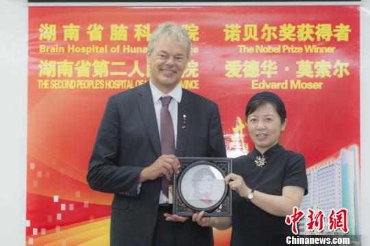 湖南省卫生计生委副主任易露茜代表湖南省卫生计生委欢迎爱德华？ 莫索尔一行。湖南省脑科医院供图