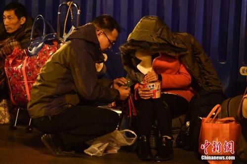 资料图：旅客候车时吃方便面。<a target='_blank' href='http://www.chinanews.com/'>中新社</a>记者 陈骥旻 摄