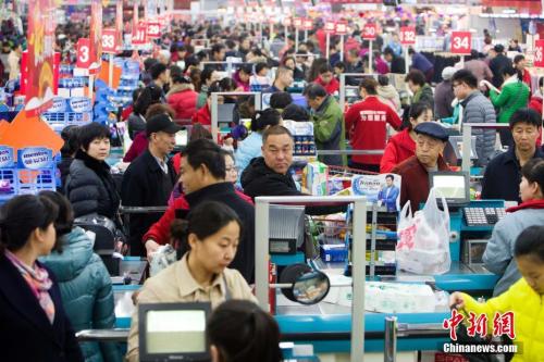 资料图：民众购买生活用品。张云 摄