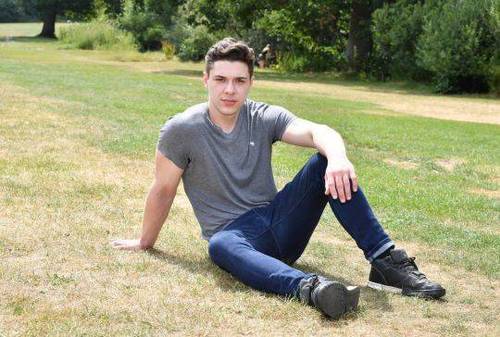 英国一男子被2吨重垃圾车辗过 靠6块腹肌幸运保命