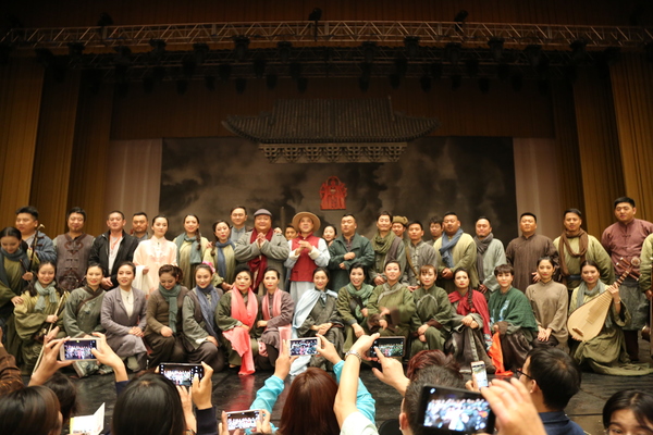 演出结束后全体演职人员合影