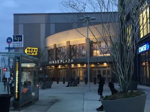 中国侨网纽约布鲁克林国王商场傍晚7时许仍是封锁状态，不得民众出入。(美国《世界日报》/颜洁恩 摄)