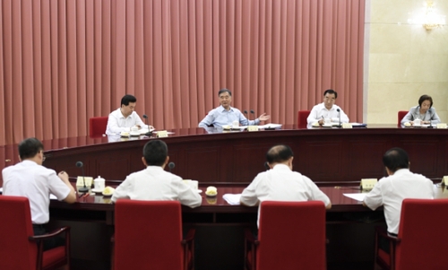 近日，中共中央政治局常委、全国政协主席汪洋在北京主持召开座谈会，听取部分专家学者对全国政协重点研究课题的意见建议。