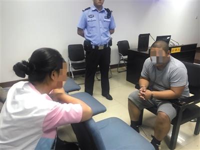 昨日，殴打未成年人的宋某在受审后，法院安排其与母亲会见。通州法院供图