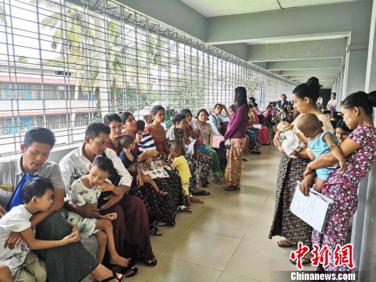 图为等待筛查的患儿和家长。主办方供图