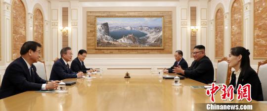 18日，文在寅与金正恩举行会谈。19日二人将进行第二次会谈，并联合发表会谈成果。“平壤联合采访团”供图