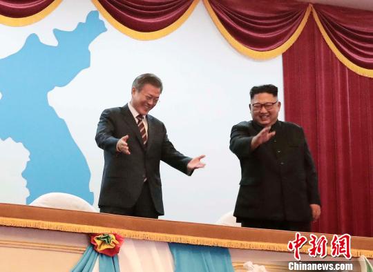 18日晚上，朝方为欢迎文在寅一行举行文艺演出和欢迎晚宴。“平壤联合采访团”供图