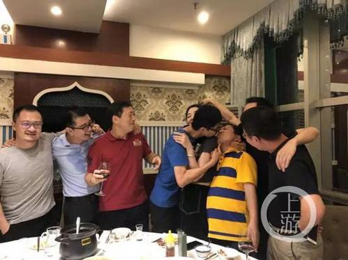 方正不雅饭局:外泄私密照的人原本不在饭局名单上