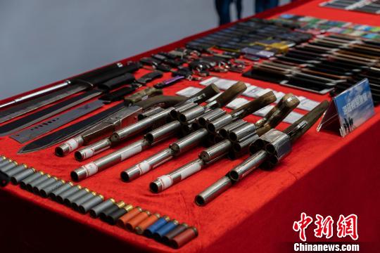 警方展示涉黑恶团伙的作案枪支等 陈骥旻 摄