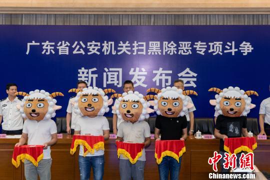 举报人戴着“喜羊羊”头套领取奖励金 陈骥旻 摄