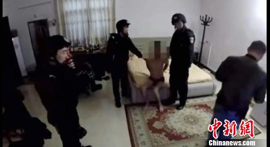 警方收网抓捕 警方视频截图 摄