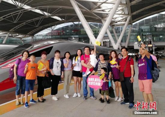 9月23日一大早，广州南站，由49名广州游客组成的“首发团”搭乘8时30分的G6523次高铁列车前往香港西九龙站，他们将在香港海洋公园等地游玩，或购物、探亲、会友，度过一个难忘的中秋佳节。当日，广深港高铁全线开通运营。