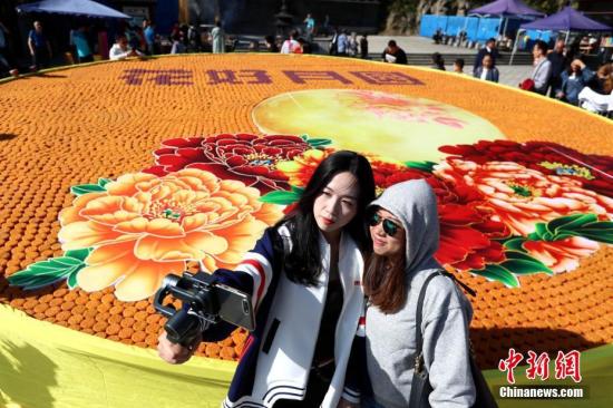民众与“花好月圆”大月饼合影。 王中举 摄