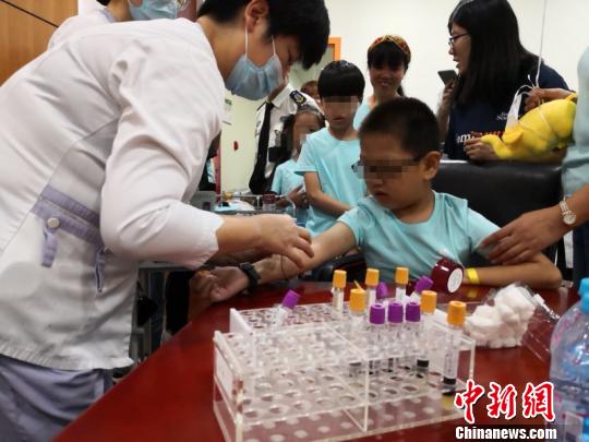 来自中国各地近50位“小鱼儿”齐聚儿中心，接受了心脏超声、心电图等多项免费的随访检查?！≤缝?摄