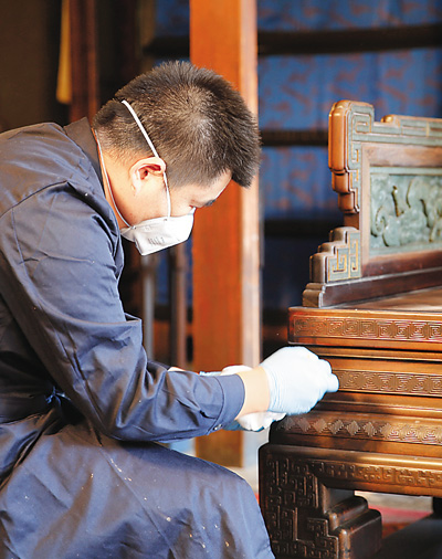 养心殿修缮启动前，故宫工作人员进行文物撤陈