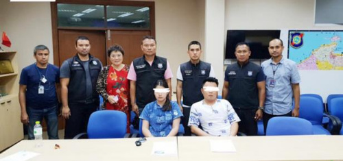 中国籍黑导Li Wen Yong(33岁)，以及一名泰籍女导游帕拉萍(27岁)被警方逮捕。