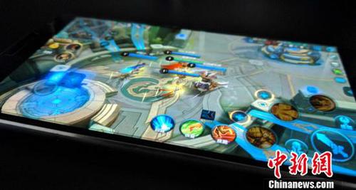 玩家在玩王者荣耀游戏。 张旭 摄