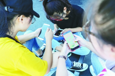 青少年玩电子产品