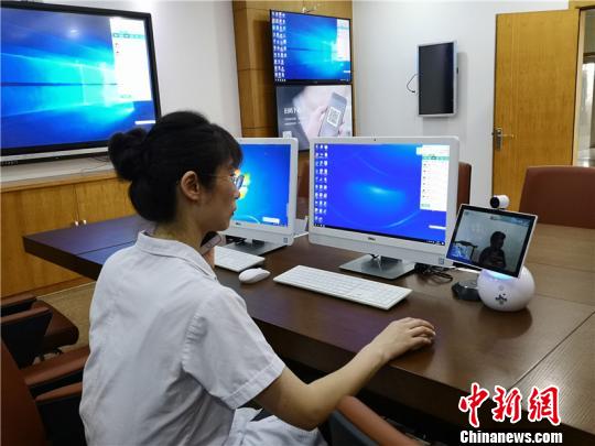 医生通过“云诊室”与基层卫生院患者对话?！≌澎匣?摄