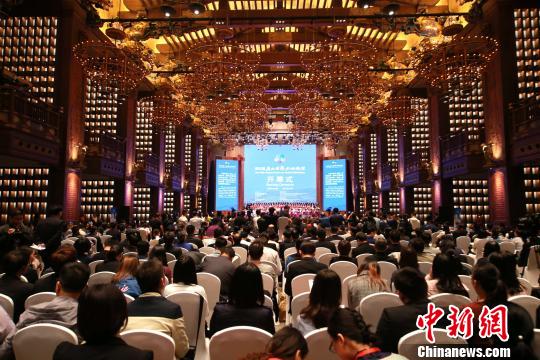 本届尼山论坛设有“一带一路”与人类命运共同体的道路探索、责任与担当：迎接人类文明新时代、文化遗产保护与人类命运共同体3个分论题，将举行3场高端对话、4场主题演讲、1个专题论坛和21场次分组对话。　梁犇 摄