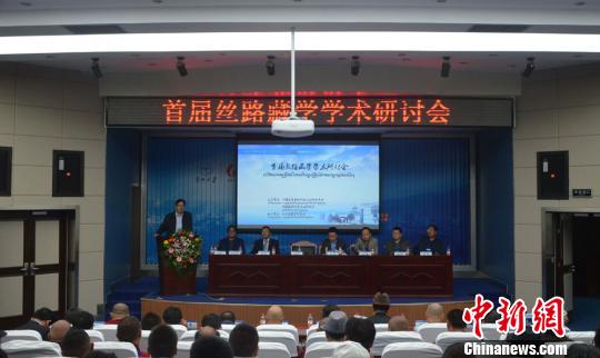 本次会议议题包括敦煌藏学、“一带一路”与藏区经济社会发展、丝绸之路与藏传佛教传播、藏族民俗与文化遗产、藏族与其他民族交往交流交融、河西走廊藏族历史文化等，并举办“丝路藏学”研究生论坛。　钟欣 摄