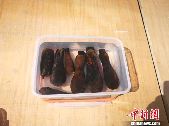 水下考古清理出铁、木、铜、铅、玻璃、陶瓷、皮革等各类遗物标本500余件?！∨砗?摄