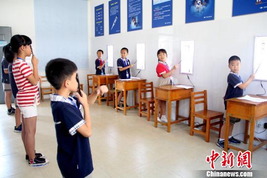 班级开展视力检测。　供图 摄