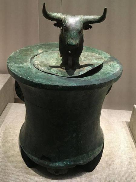 这是西汉立牛铜贮贝器。