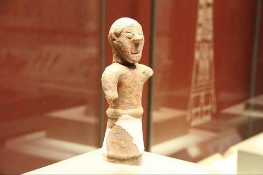 这是三星堆博物馆馆藏的陶制巫师像。