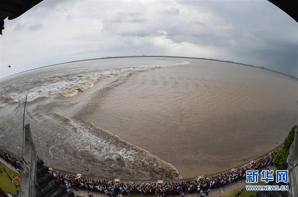 9月27日在浙江海宁市盐官镇占鳌塔上拍摄的钱塘江“一线潮”。