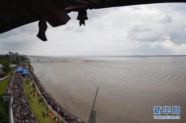 9月27日在浙江海宁市盐官镇占鳌塔上拍摄的钱塘江“一线潮”。2