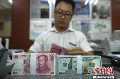 银行工作人员清点货币 <a target='_blank' href='http://www.chinanews.com/'>中新社</a>记者 张云 摄