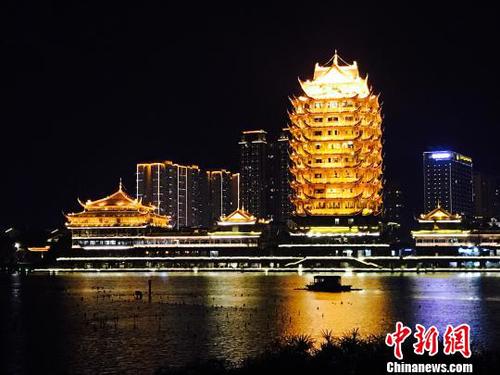 四川眉山夜景。　廖雪芝 摄