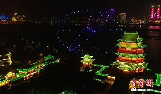 图为百架携带LED灯的无人机组成的3D立体图形。
鲍赣生 摄