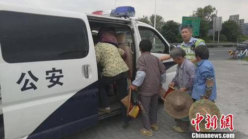 浙江绍兴高速现“大胃王”7座面包车硬塞17人