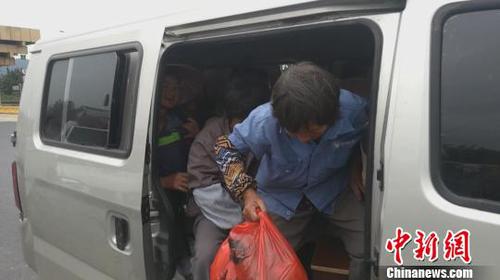 图为超载面包车现场?！「咚俳痪苄酥Ф庸┩?摄