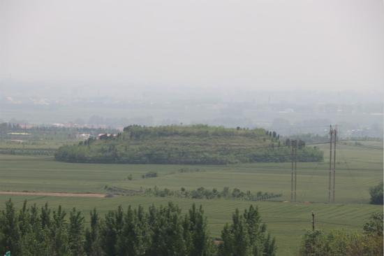 图5 在大汉冢上眺望二汉冢（王杨梅摄影）