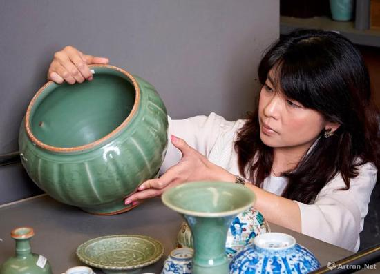 佳士得中国瓷器及艺术品部专家何懿行与我们细品宋、金、元朝的青瓷之美