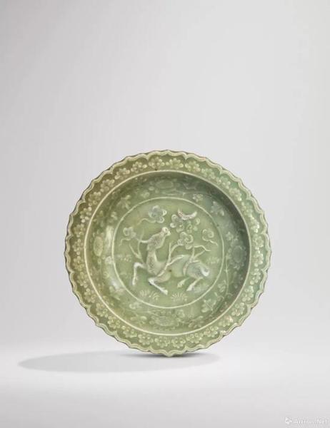 拍品编号33 元/明十四世纪 龙泉窑青釉刻犀牛望月图葵式盘