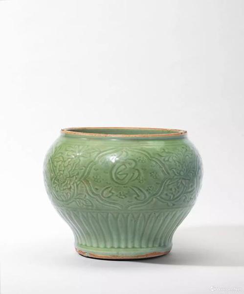 拍品编号35 元/明 十四世纪 龙泉窑青釉划花清香美酒纹罐