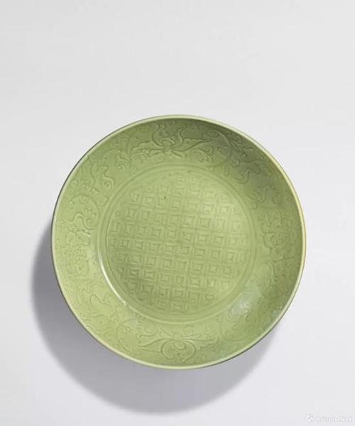拍品编号36 明 十五世纪 龙泉窑青釉划花卉纹大盘