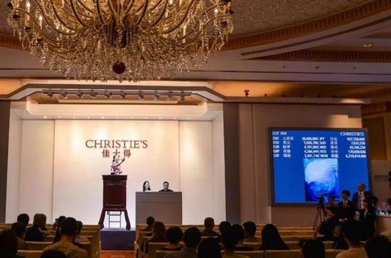 赵无极《13.02.92》以4，560万元成交，成为全场最高价拍品