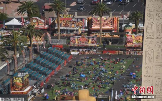 当地时间2017年10月4日，美国拉斯维加斯，联邦调查局调查员封锁事发现场，持续调查拉斯维加斯枪击案。枪击事件发生后，现场一片狼藉。