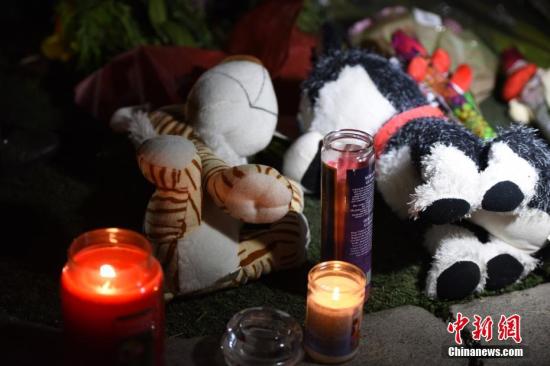 2017年10月3日晚，很多人聚集在美国拉斯维加斯市中心曼德勒海湾酒店附近，用烛光和鲜花吊唁10月1日晚那场严重枪击事件中的遇难者，有人还在鲜花和蜡烛旁边摆放了毛绒玩具。 <a target='_blank' href='http://www.chinanews.com/'>中新社</a>记者 张朔 摄